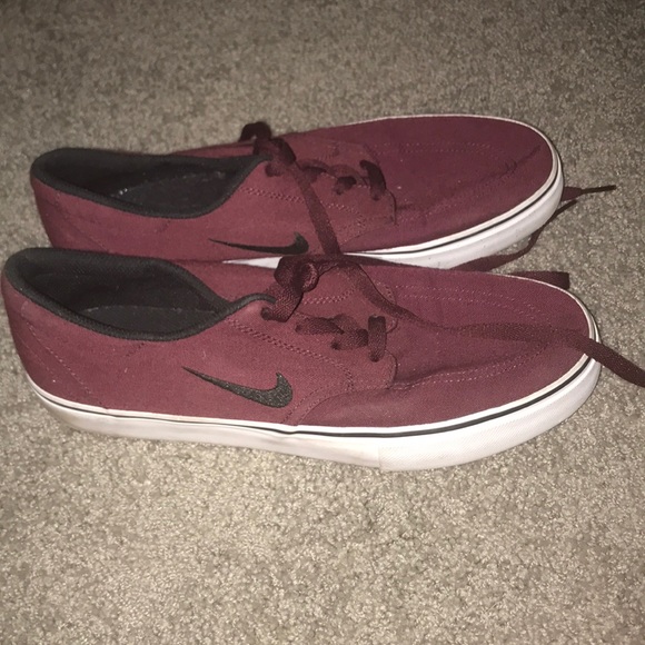 maroon nike skate shoes